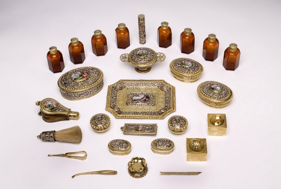 Серебряный набор косметических принадлежностей, 19 век.