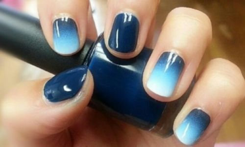 синий градиент на ногтях